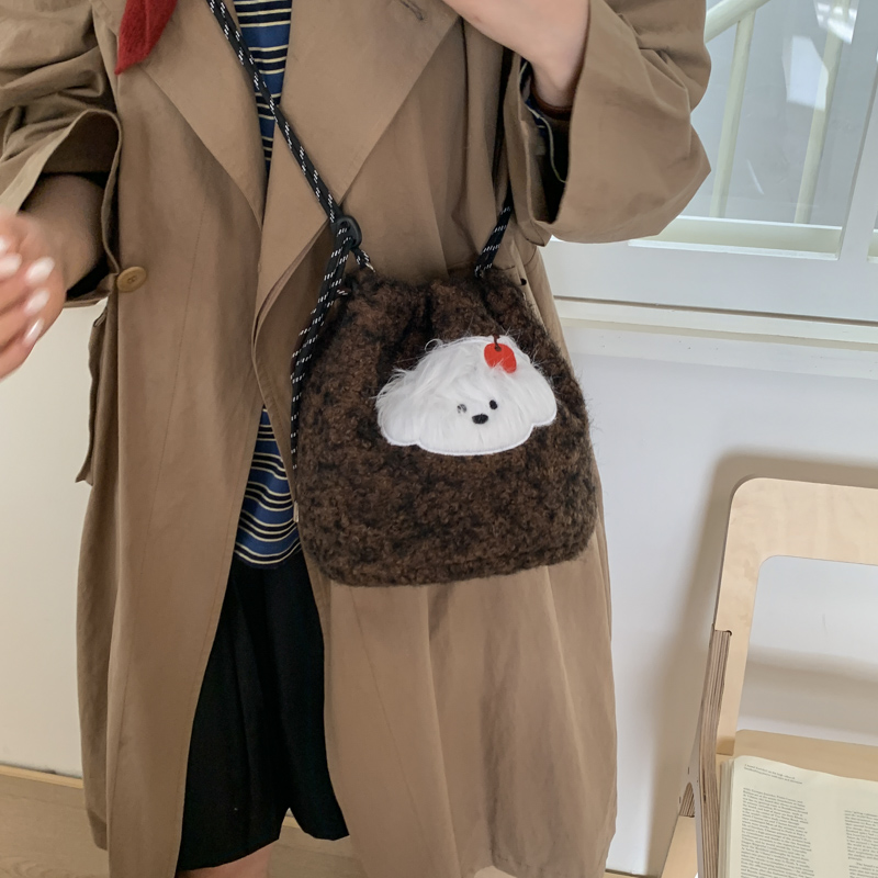 可爱卡通刺绣毛毡水桶包女2025新款韩版小众设计单肩斜挎包抽绳包 - 图1