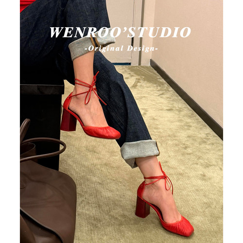 红色性感褶皱绑带时装凉鞋女粗跟2026夏季新款法式绝美浅口高跟鞋 - 图0