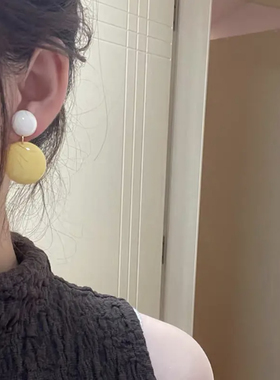复古港风奶油黄白撞色圆球耳环女小众设计感耳钉气质温柔时尚耳饰