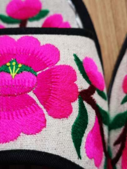 男女通用羌族特色全手工刺绣纯棉布拖鞋34码白底红花