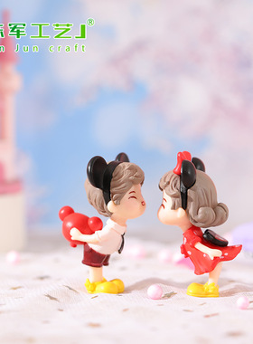 新款卡通情侣微景观桌面DIY水晶球配件 红裙发卡可爱亲嘴情侣摆件