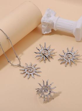 欧美不锈钢锤纹太阳吊坠项链