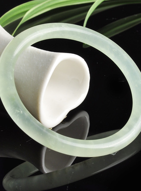 天然玉石圆条加细浅绿色飘花手镯