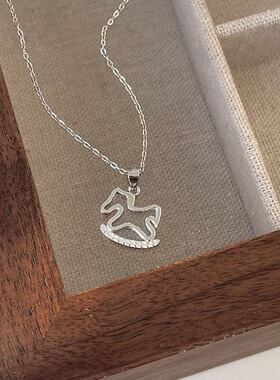 小红书童话小木马项链女秋冬可爱文艺创意锁骨链小巧童趣项坠批发