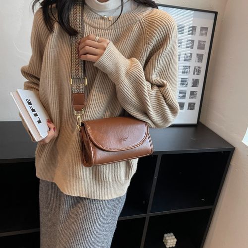 香港代购真皮包包女2025秋冬新款百搭单肩斜挎包宽肩带时尚小方包 - 图1