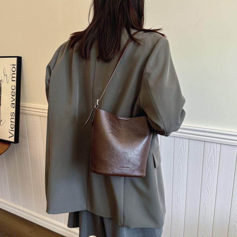 香港品牌真皮包包女2026新款小众复古水桶包高级感百搭单肩斜挎包,淘宝优惠券,粉丝福利购,淘宝优惠卷