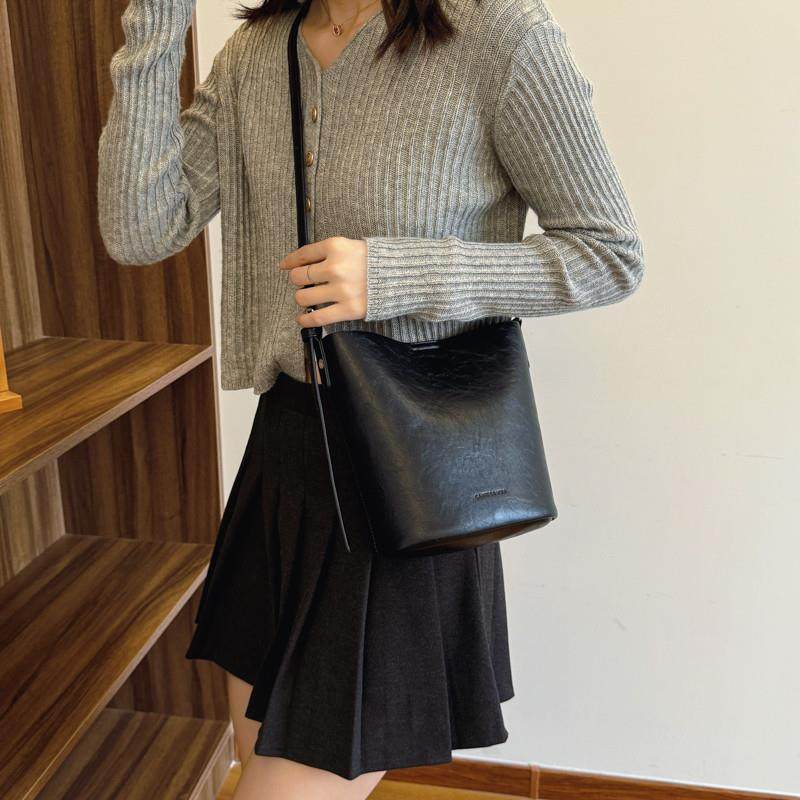 香港品牌真皮包包女2026新款小众复古水桶包高级感百搭单肩斜挎包,淘宝优惠券,粉丝福利购,淘宝优惠卷