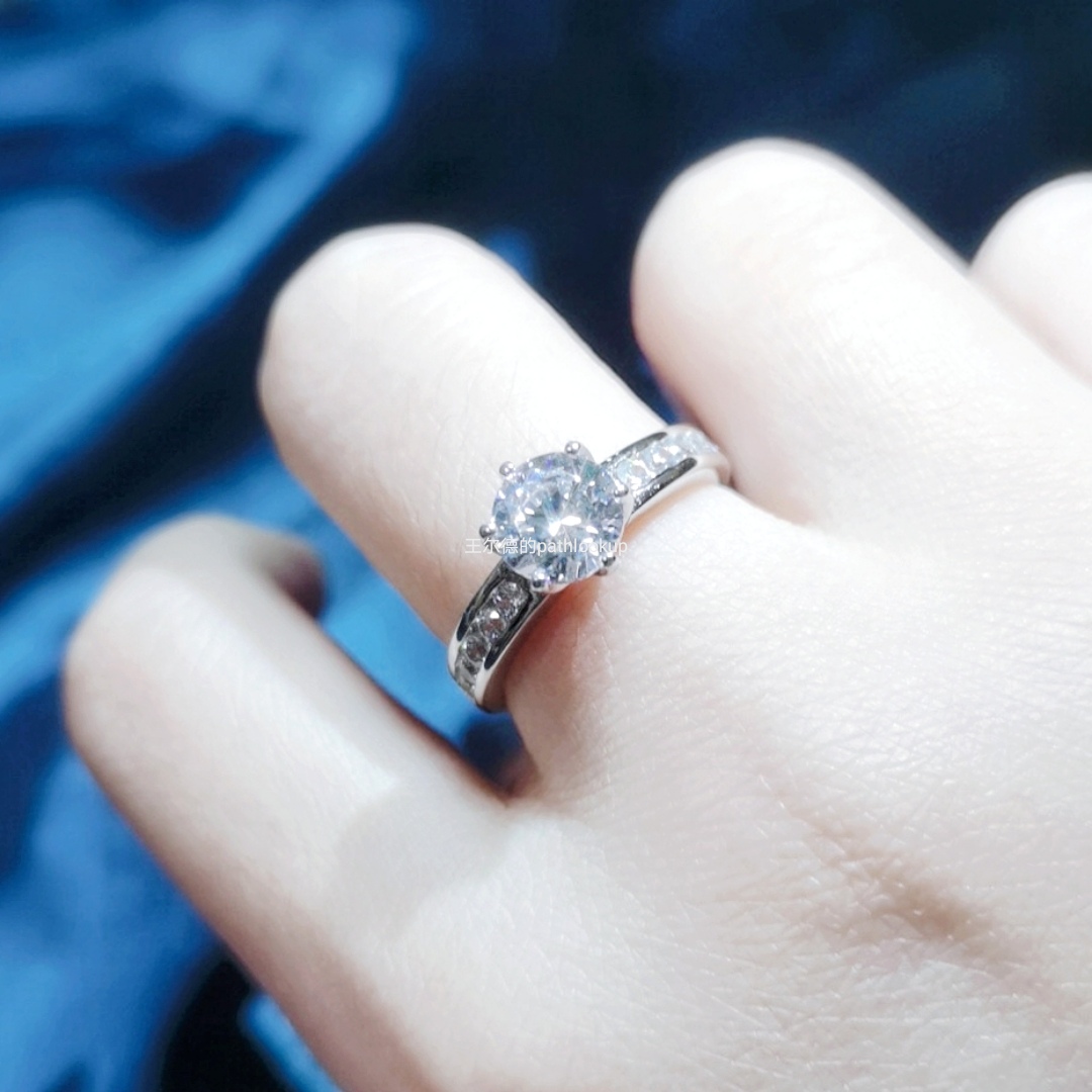 S925纯银18K金高碳钻石戒指女 经典六爪1.25克拉排钻婚戒钻戒礼物 - 图2