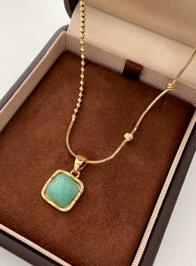 气质轻奢高级感绿色方形吊坠项链