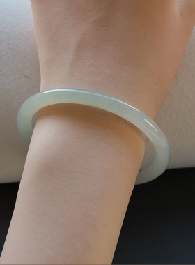 萌太太和田玉叮当镯57圈口美人条