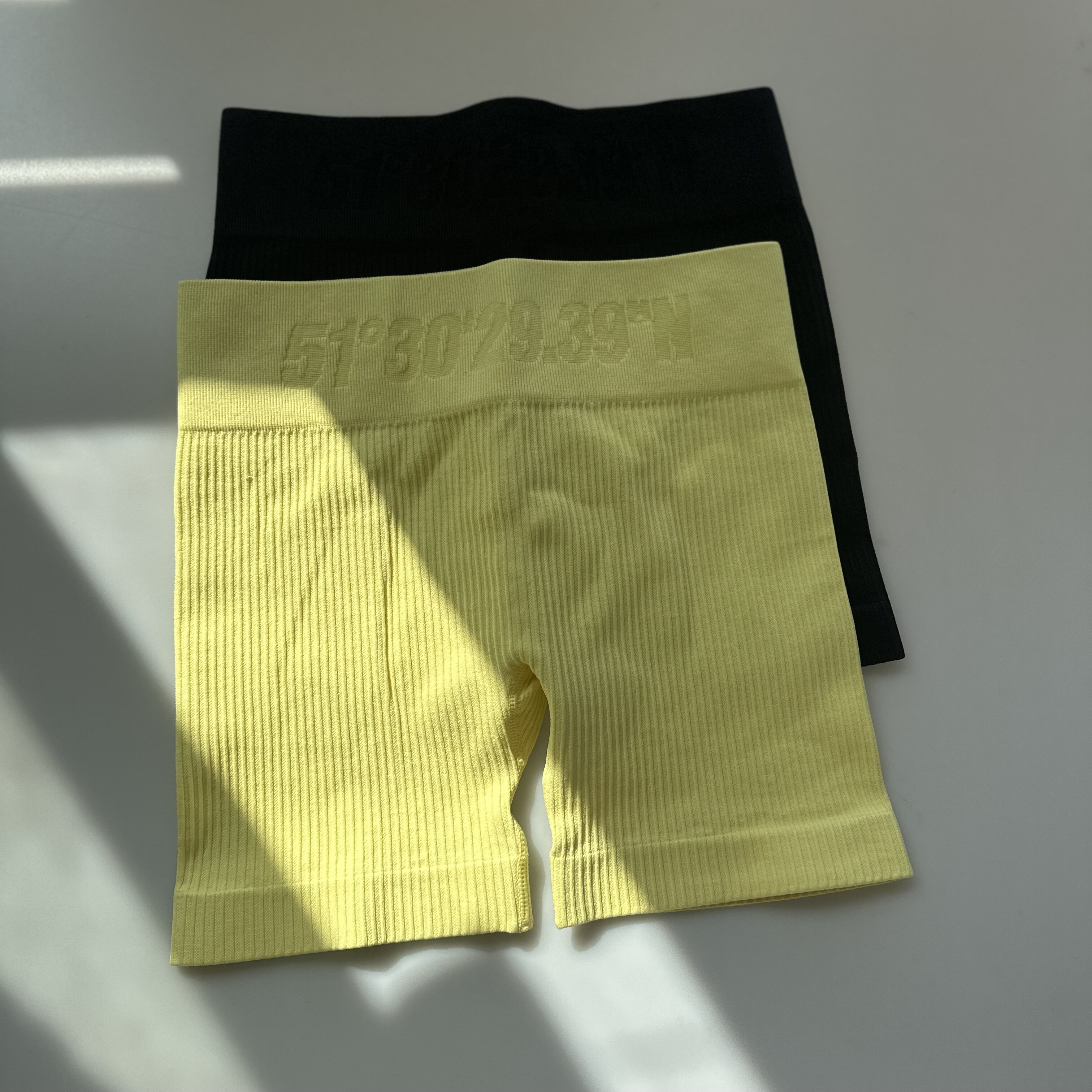 外贸原单无缝针织运动短裤女高腰提臀高强三分裤跑步健身瑜伽短裤 - 图2