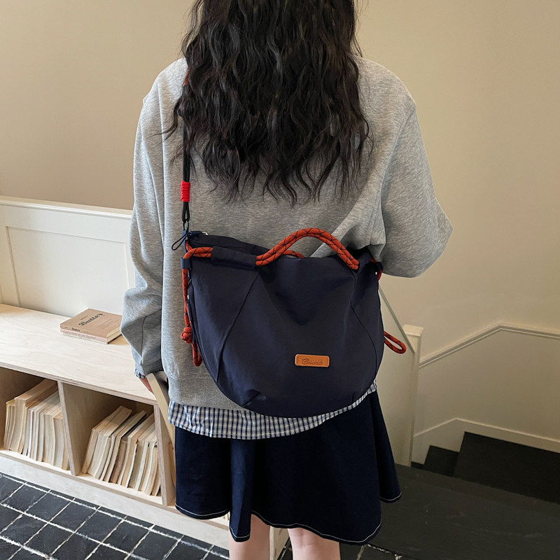 Oxford cloth bag for women, high-end, niche, lightweight, casual, sports, portable, one-shoulder crossbody bag, women's commuter dumpling bag