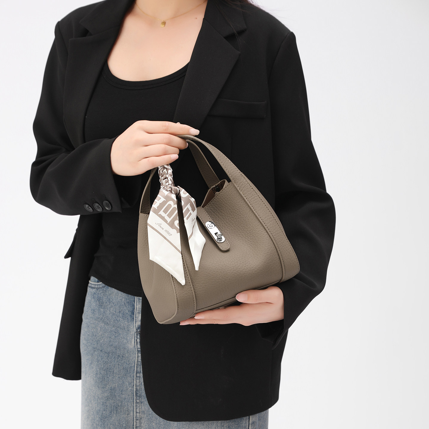 2025新款时尚手提菜篮子包高级感通勤百搭斜挎包水桶包真皮女包,淘宝优惠券,粉丝福利购,淘宝优惠卷