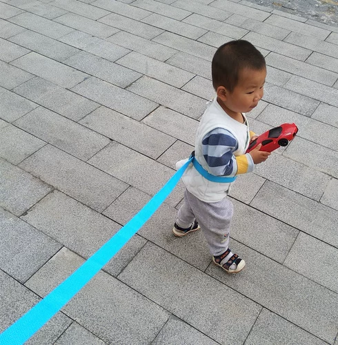 Дети теряют малышку для веревки, чтобы благополучно выйти и протянуть