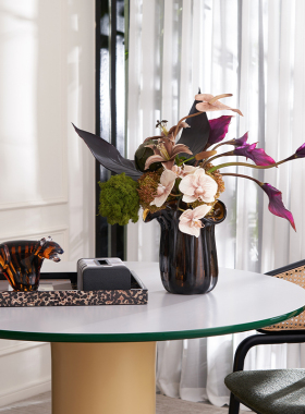 洽谈桌小圆桌托盘花瓶摆件搭配
