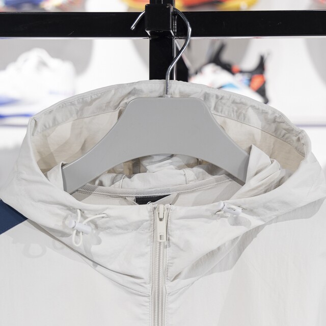 ເສື້ອກັນລົມກິລາ Li Ning ແມ່ນ windproof ແລະສະດວກສະບາຍ