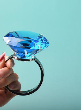 水晶大钻石红色大戒指求婚