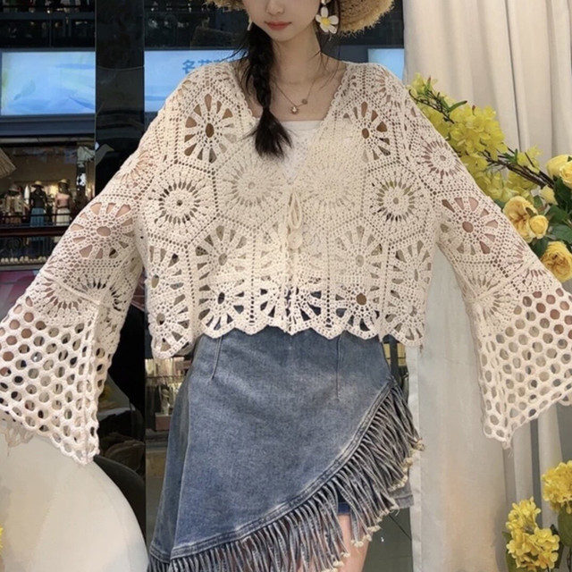 Hook pattern hollow knit bell sleeve blouse ກັນແດດ