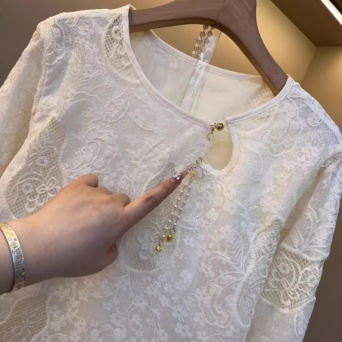 欧货大码气质洋气轻奢高级感蕾丝上衣胖MM国风葫芦刺绣别致衬衫女,淘宝优惠券,粉丝福利购,淘宝优惠卷