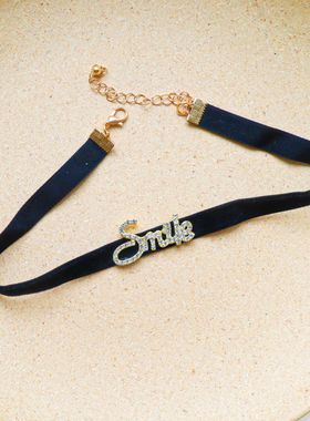 2024春季黑色植绒颈带颈链锁骨链字母珍珠项链女网红简约项圈配饰