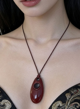 简约酒红色皮绳水滴吊坠项链长款