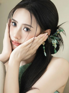 女款旗袍搭配马面裙的头饰高级感