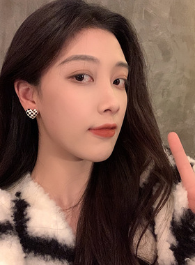 多巴胺仓库」晚芸.爱心棋盘格耳钉女设计感可爱小众日常百搭耳夹