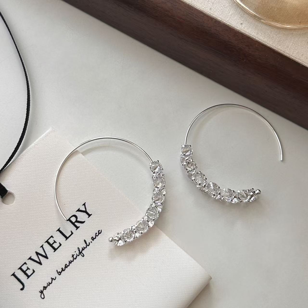 Dopamine Vault」盼朝朝.简约水晶C形圆圈个性冷淡风气质百搭耳环 - 图3