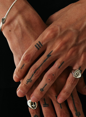 图章开口戒指尾戒可调节经典高级感十字徽章小众指环男女简约