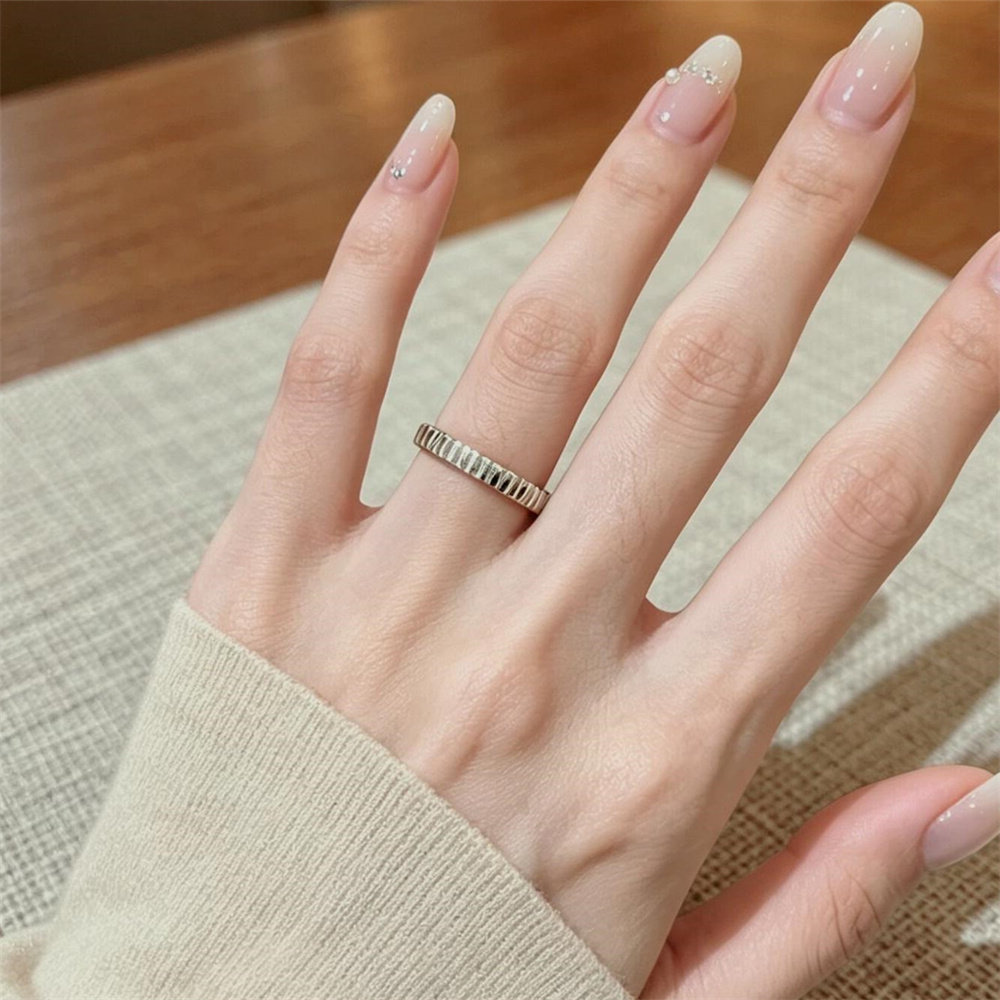 Vertical pattern simple and clean ring women niche design advanced