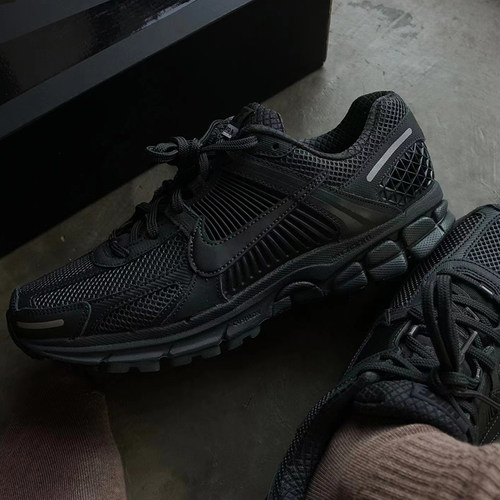 耐克NIKE AIR ZOOM VOMERO 5 黑色灰色气垫低帮跑步鞋 BV1358-002 - 图0