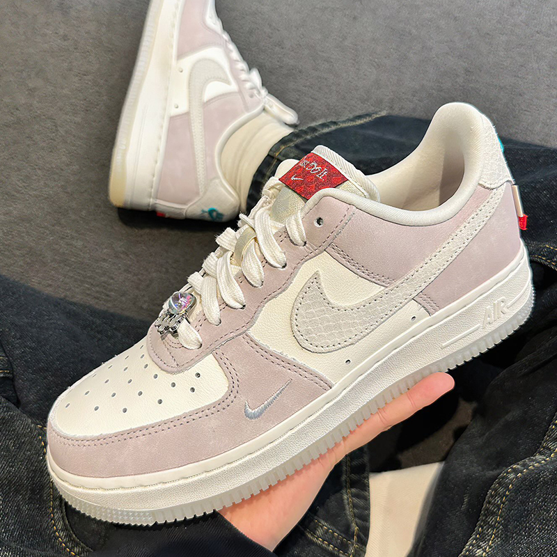 耐克/Nike Air Force 1 Low AF1龙年 米粉色休闲鞋板鞋FZ5066-111 - 图1