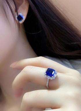 18K金镶嵌方形蓝色宝石戒指