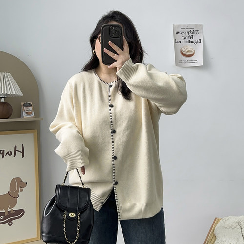 大码女装胖mm法式圆领明线针织开衫毛衣2024秋冬宽松显瘦百搭上衣 - 图1