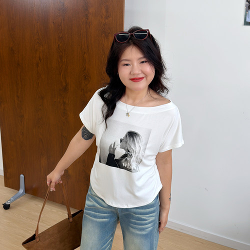 宛宛大码辣妹设计感露肩短袖t恤女夏季新款微胖mm修身一字肩上衣 - 图1