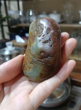 和田玉籽料枣红皮原石雕刻把件