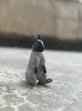 正版奇谭散货公仔俱乐部 坐着的兔子不可思议动物 坐姿发呆兔摆件