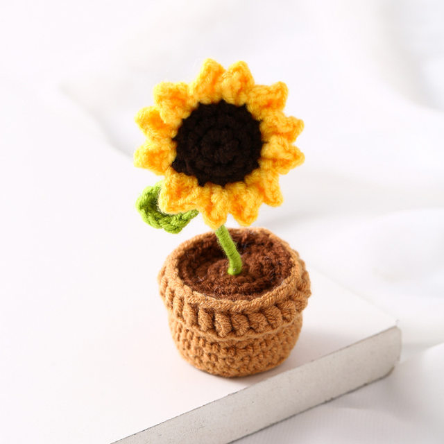 Ornament wool hand-knitted small potted plant