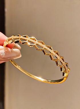 18k真金电镀轻奢锆石几何镂空手镯个性小众手环简约气质手饰