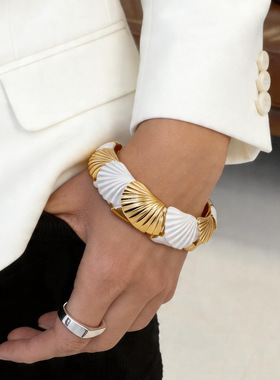 法式小众设计度假风贝壳手镯简约复古宽版手环轻奢感手饰女