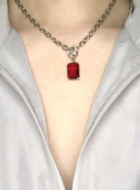 王鹤棣红色钻宝石吊坠钛钢项链