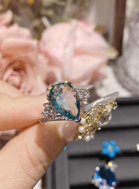 超大克拉仿蓝色托帕璀璨花朵戒指