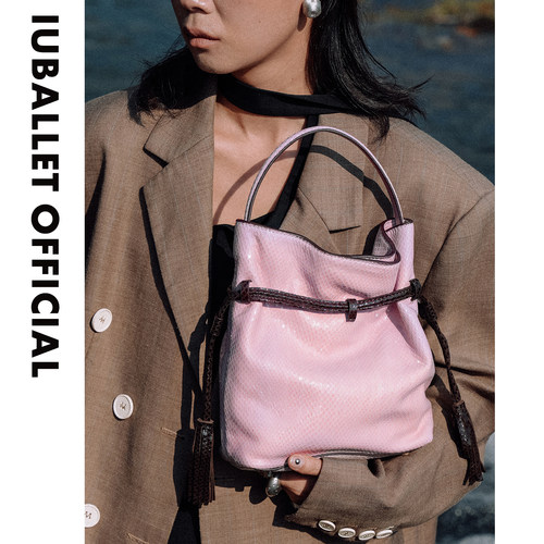 IUBALLET 藏风者 2026春新品小众设计真皮水桶包女抽绳流苏通勤包 - 图0