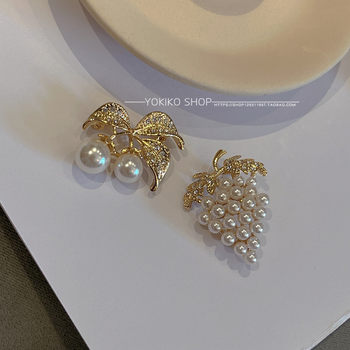 ເກົາຫຼີ Dongdaemun Grape Cherry ຂະຫນາດນ້ອຍແລະ exquisite Pearl Brooch ພາສາຍີ່ປຸ່ນແລະເກົາຫຼີທີ່ຮັກອິນເຕີເນັດທີ່ມີຊື່ສຽງທີ່ມີຊື່ສຽງ Golden Corsage