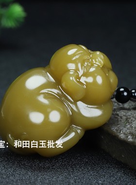 和田玉且末糖玉猪手把件