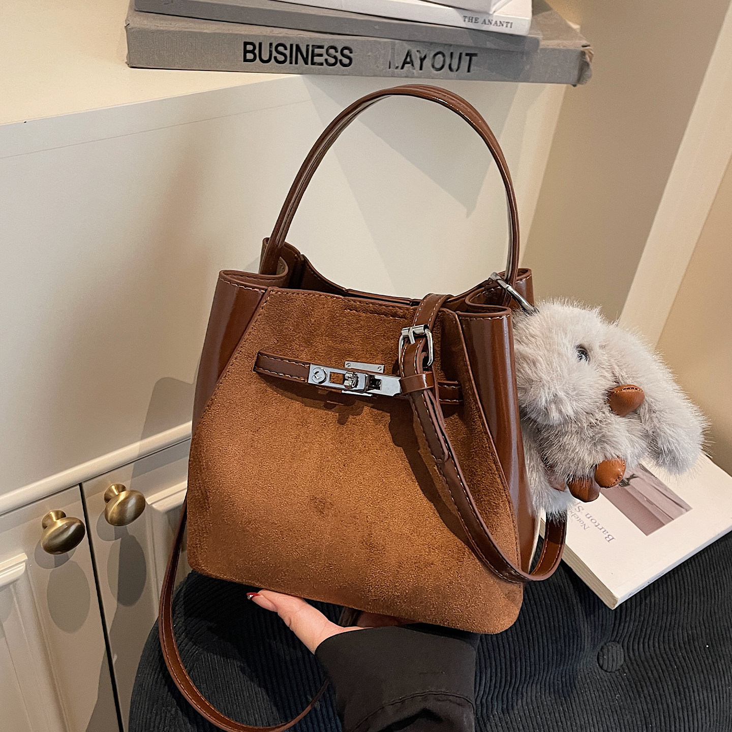 麂皮绒手拎包包女式2025新款冬季小众高级感单肩包通勤斜挎水桶包,淘宝优惠券,粉丝福利购,淘宝优惠卷