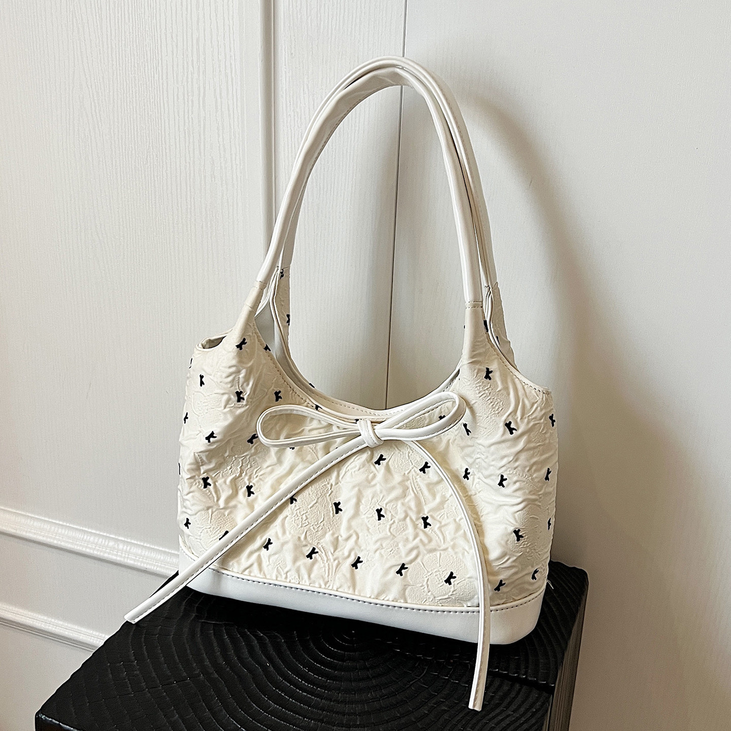 今年流行的包包女式2025新款潮蝴蝶结手提水桶包高级感百搭单肩包,淘宝优惠券,粉丝福利购,淘宝优惠卷