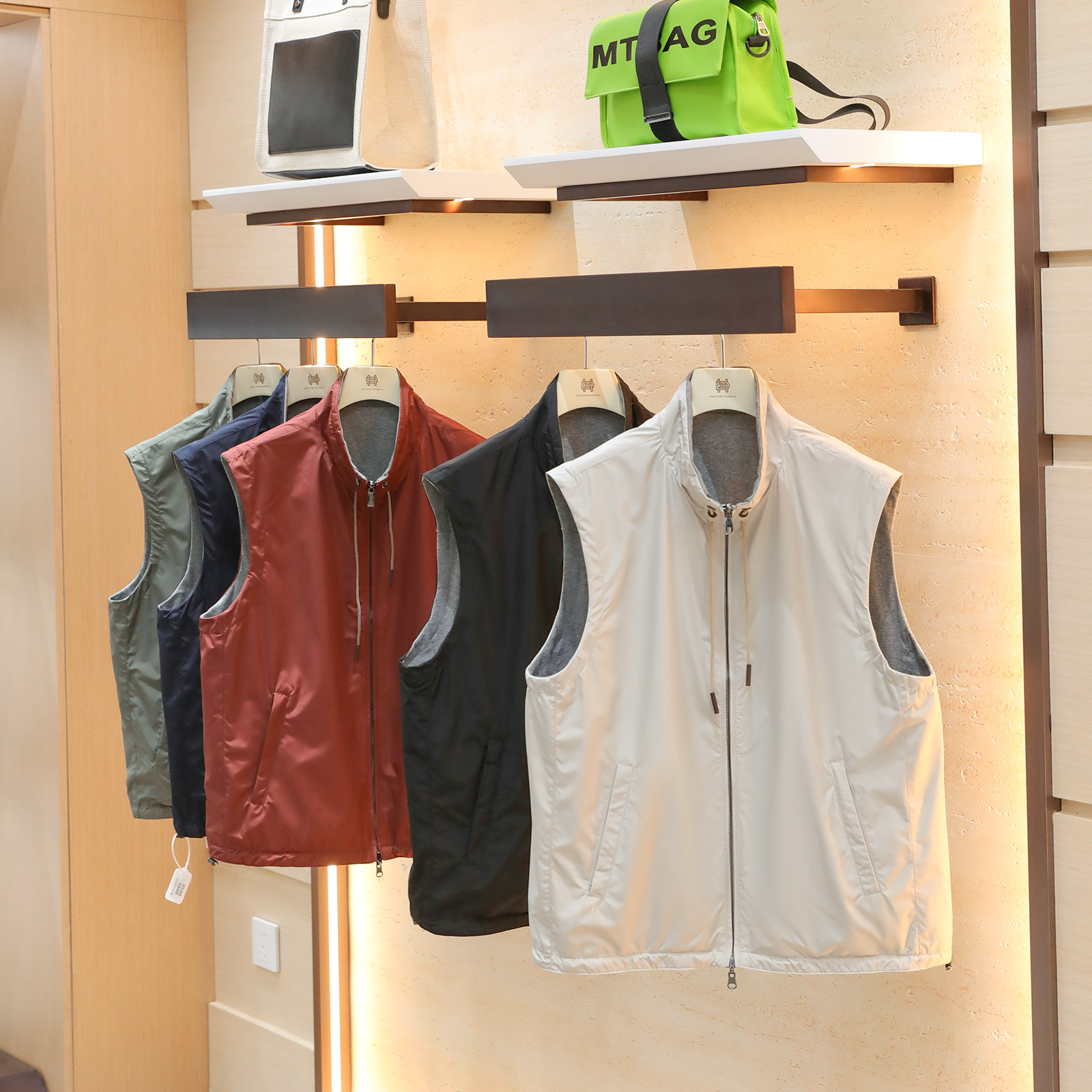 意式奢华2025早秋新款男高端三防休闲两面穿背心马甲坎肩外套1320,淘宝优惠券,粉丝福利购,淘宝优惠卷