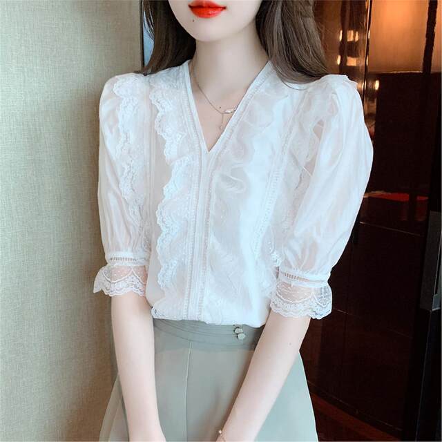 ຄໍ V ເສື້ອ lace ສີຂາວສໍາລັບແມ່ຍິງ 2025 ຮູບແບບໃຫມ່ຮ້ອນໃນລະດູຮ້ອນແສງສະຫວ່າງ Luxury ສູງທີ່ສຸດເສື້ອຂະຫນາດນ້ອຍແຂນສັ້ນເທິງສຸດສໍາລັບແມ່ຍິງ