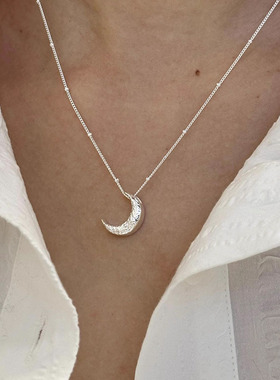 简约韩系熔岩月亮项链女款ins凹凸吊坠气质冷淡风个性弯月锁骨链